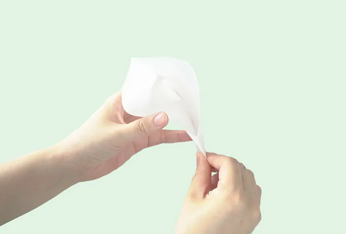 精液を紙カップで採ります