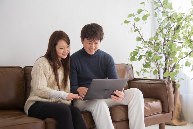 夫婦でPCを見ている写真
